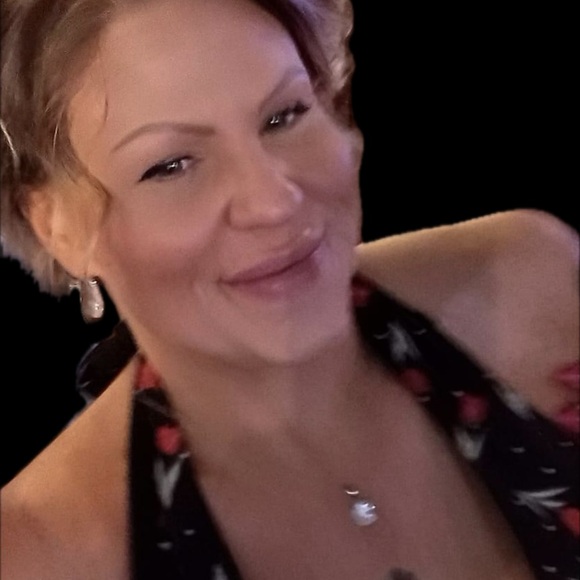 Hiiii…Welcome to my closet!!!! - Picture 3 of 16